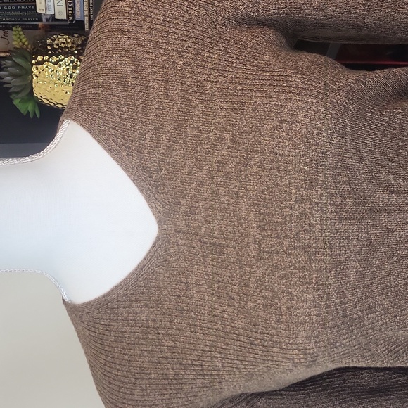 VALERIE by VALERIE STEVENS Brown Ribbed Extra Fine Merino Wool V-neck Sweater - Picture 2 of 7
